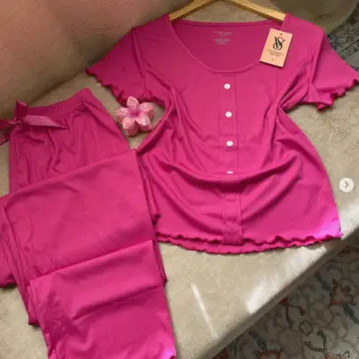 Pyjama Pantalon & Bustier Boutonné Rose – Douceur et Féminité 🌸🩷🎀